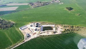 Biogasanlage im Bau nahe des Flugplatzes.