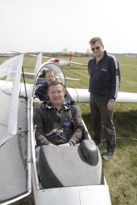Kurz vor dem ersten Start: Unser neue Flugschüler mit Fluglehrer Bernd Naumann und Frank Naumann als Starthelfer