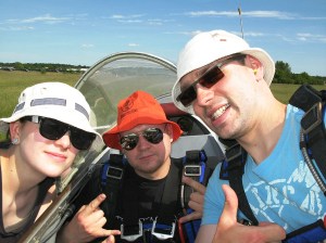 Das Dreamteam: Pilot (r.) Ballastgewicht (m.) Und Stewardess (l.)
