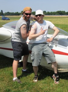 Starke Männer mit Glitzertattoos.