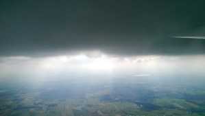 Unter der Wolke ist es dunkel und kalt. Aber es steigt!