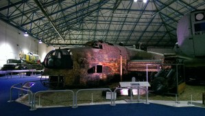 Diese Handley Page Halifax musste nach einem Angriff auf die Tirpitz brennend notlanden.